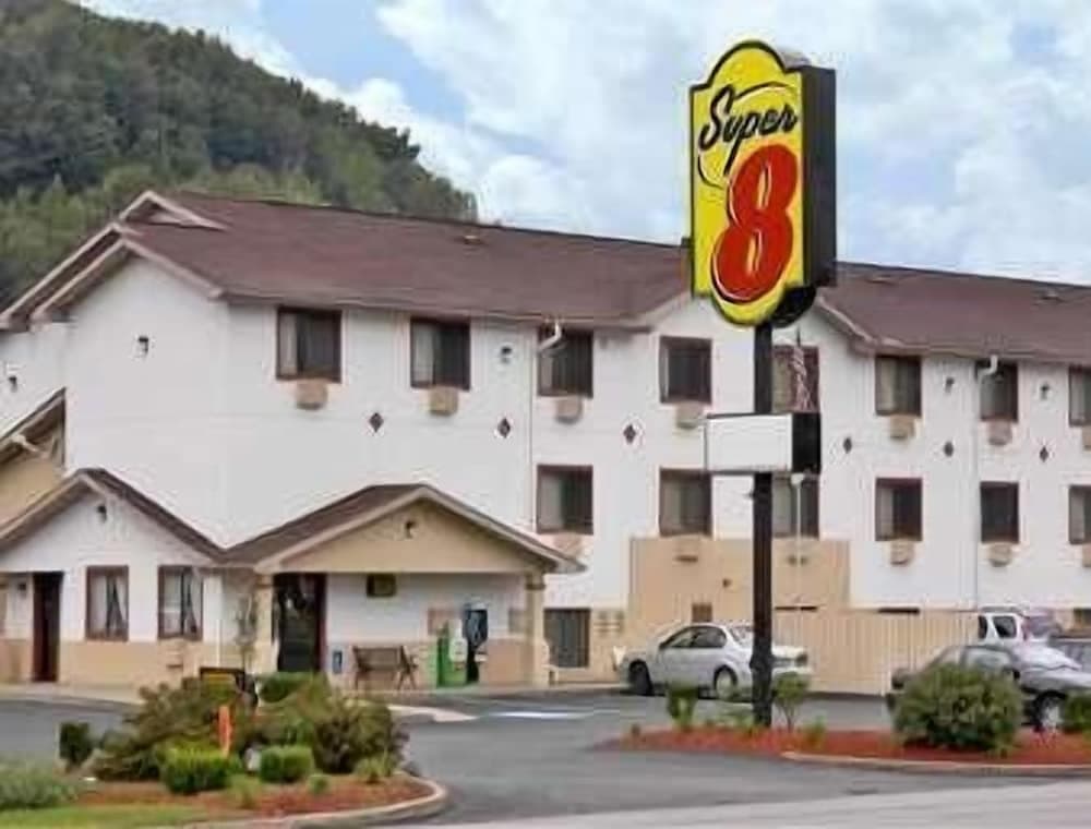 Super 8 by Wyndham Butler — hotel in Butler, Pennsylvania