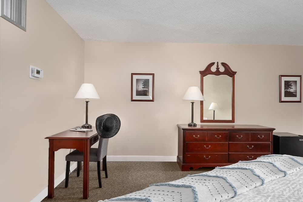 Fantastic Suite With King Bed and Beautiful Bay View! interior in North East, MD — gallery photo 2