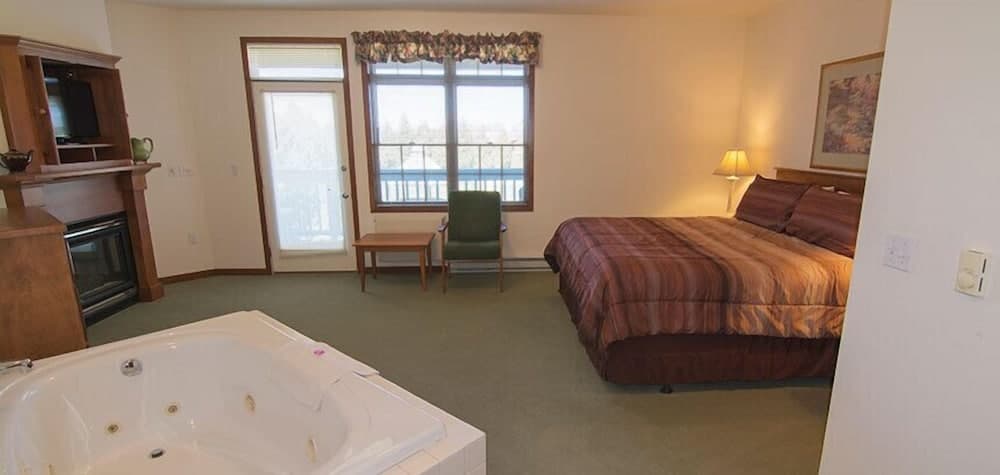 Scandinavian Lodge property views in Sister Bay, WI — gallery photo 3