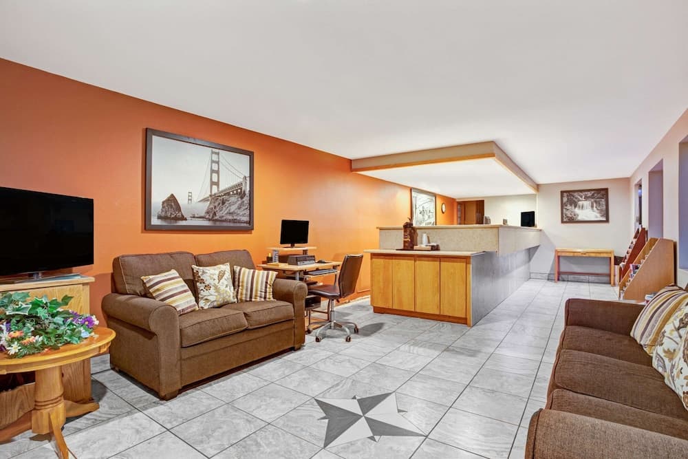 Super 8 by Wyndham Albany property views in Albany, OR — gallery photo 3