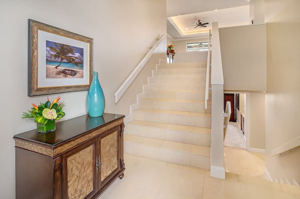 Hoolei Residences - CoralTree Residence Collection interior in Kihei, HI — gallery photo 2