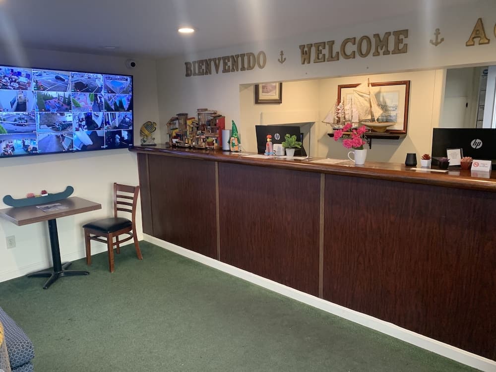 SHIPS INN Hotel interior in Hampton, NH — gallery photo 2