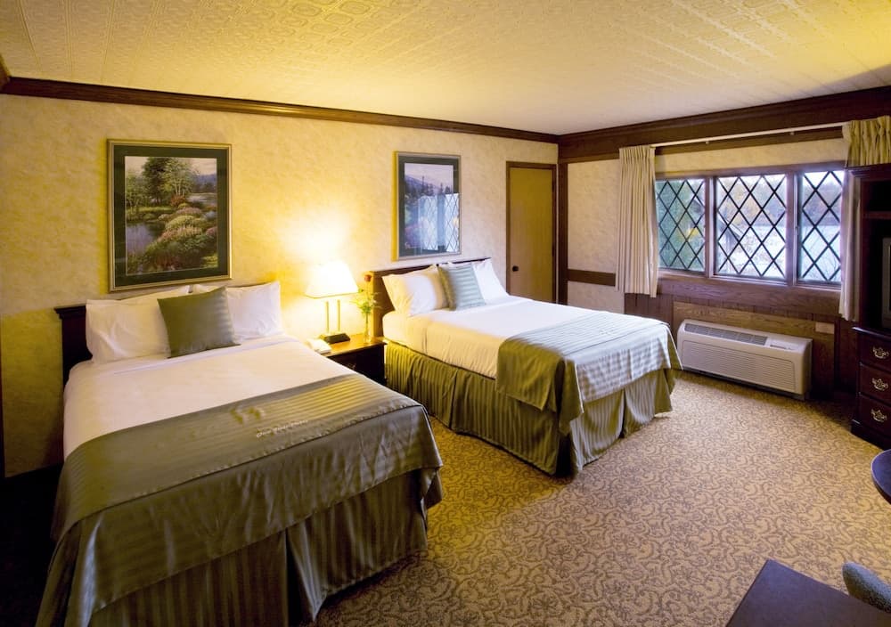 Punderson Manor Lodge and Conference Center interior in Newbury — gallery photo 2