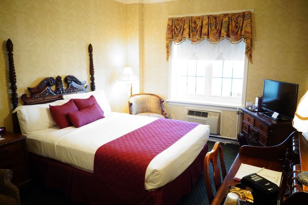 The Lafayette A grand Riverboat Era Hotel — hotel in Marietta, Ohio
