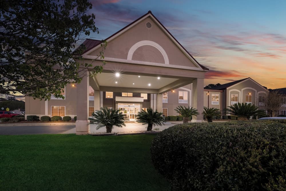Red Roof Inn & Suites Albany, GA featured exterior or lobby in Albany, GA — similar hotel