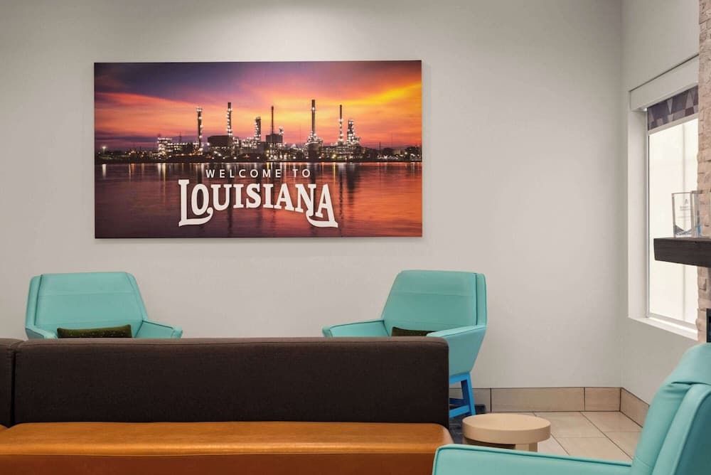 La Quinta Inn & Suites by Wyndham Gonzales LA interior in Gonzales, LA — gallery photo 2