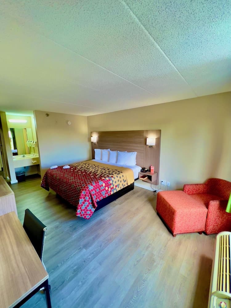 Econo Lodge Willowbrook interior in Willowbrook, IL — gallery photo 2