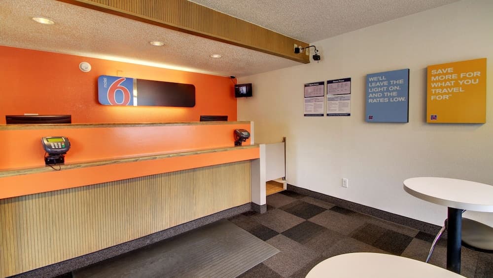 Motel 6 Cedar Rapids, IA interior in Cedar Rapids, IA — gallery photo 2