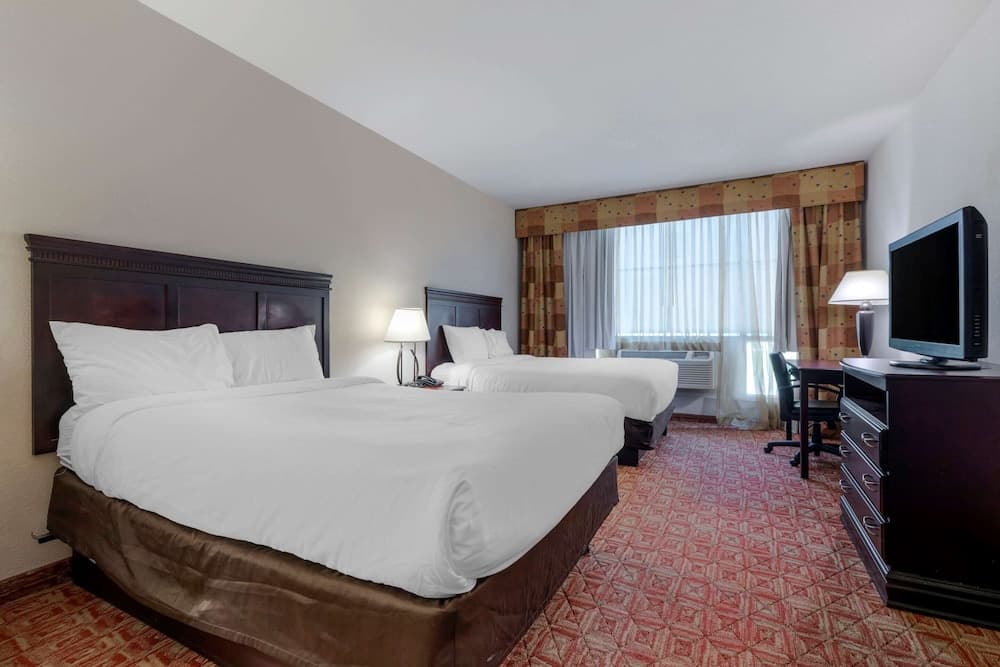 Lake Texoma Inn and Suites to match IHG interior in Denison, TX — gallery photo 2