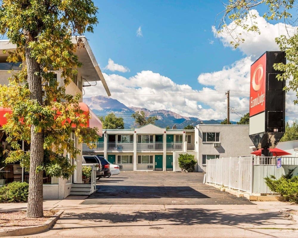 Econo Lodge Colorado Springs Downtown featured exterior or lobby in Colorado Springs, CO — similar hotel
