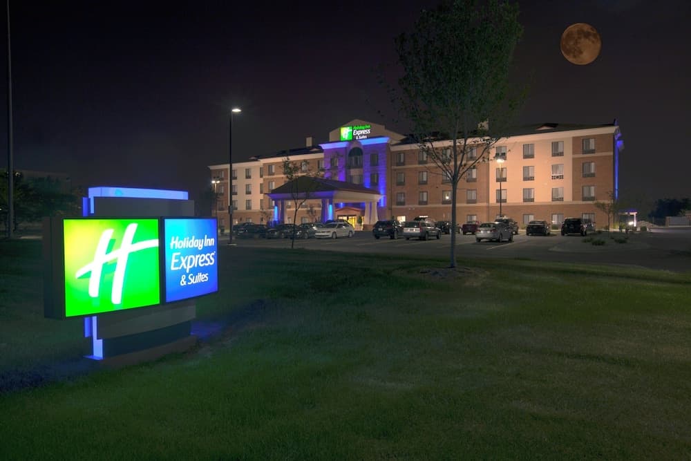 Holiday Inn Express & Suites Detroit North - Troy by IHG featured exterior or lobby in Troy, MI — similar hotel
