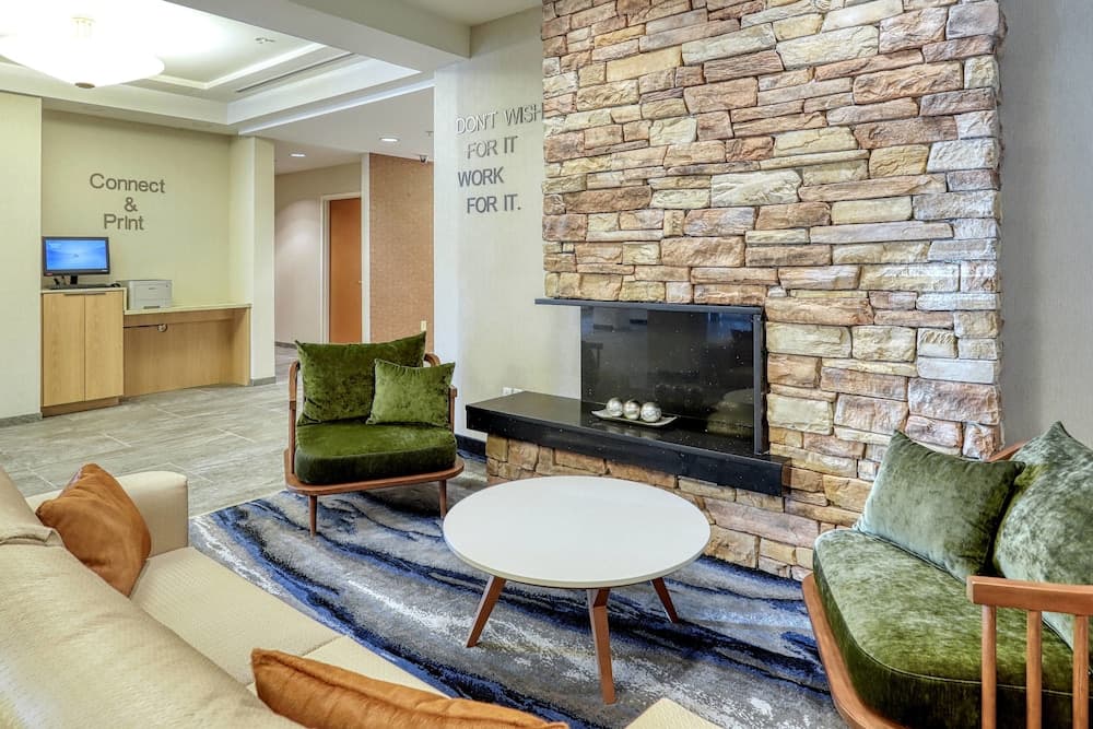 Fairfield Inn & Suites by Marriott Woodbridge interior in Avenel, NJ — gallery photo 2
