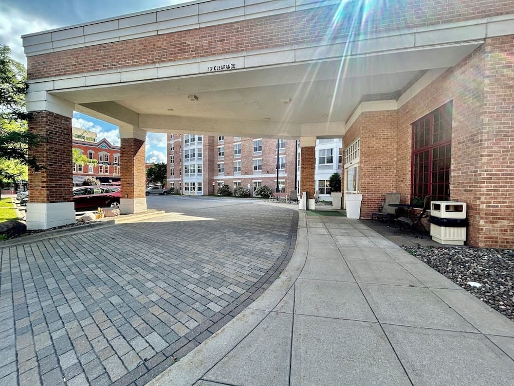 Pearl Street Hotel & Suites — hotel in La Crosse, Wisconsin