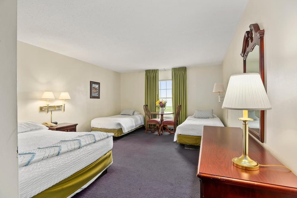 Top Floor Standard Deluxe interior in North East, MD — gallery photo 2