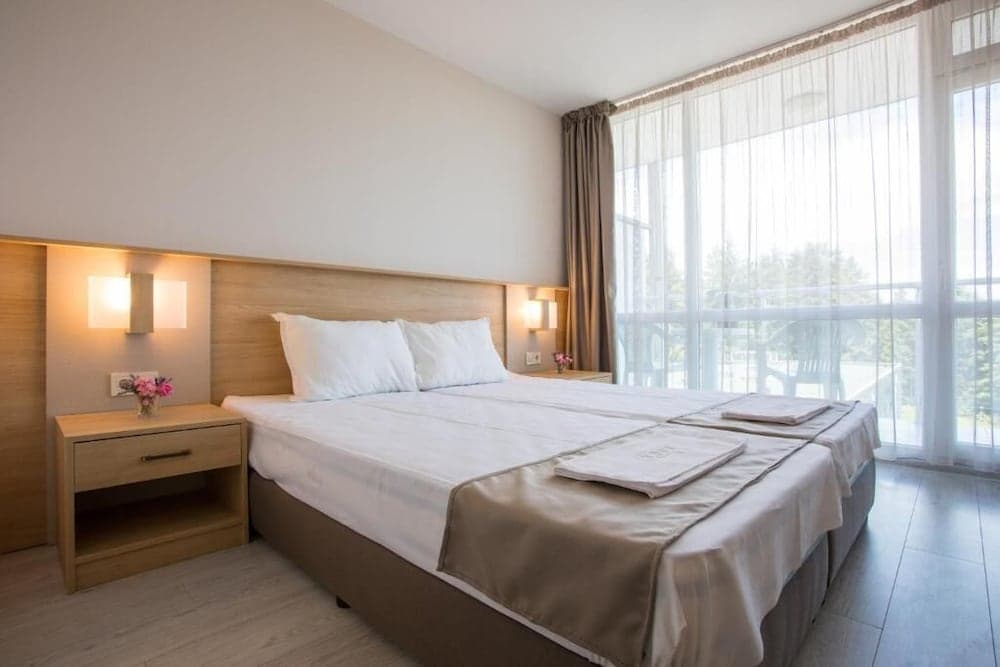 Holiday Inn Express & Suites Troy by IHG interior in Troy, OH — gallery photo 2