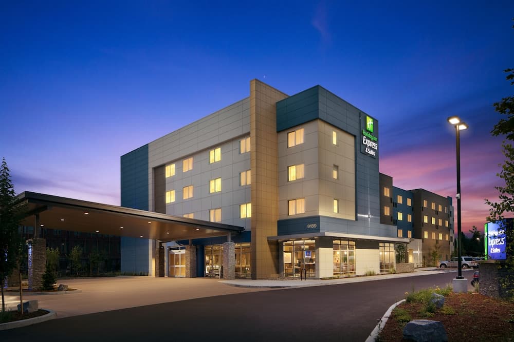 Holiday Inn Express & Suites Portland Airport - Cascade Stn by IHG featured exterior or lobby in Portland, OR — similar hotel