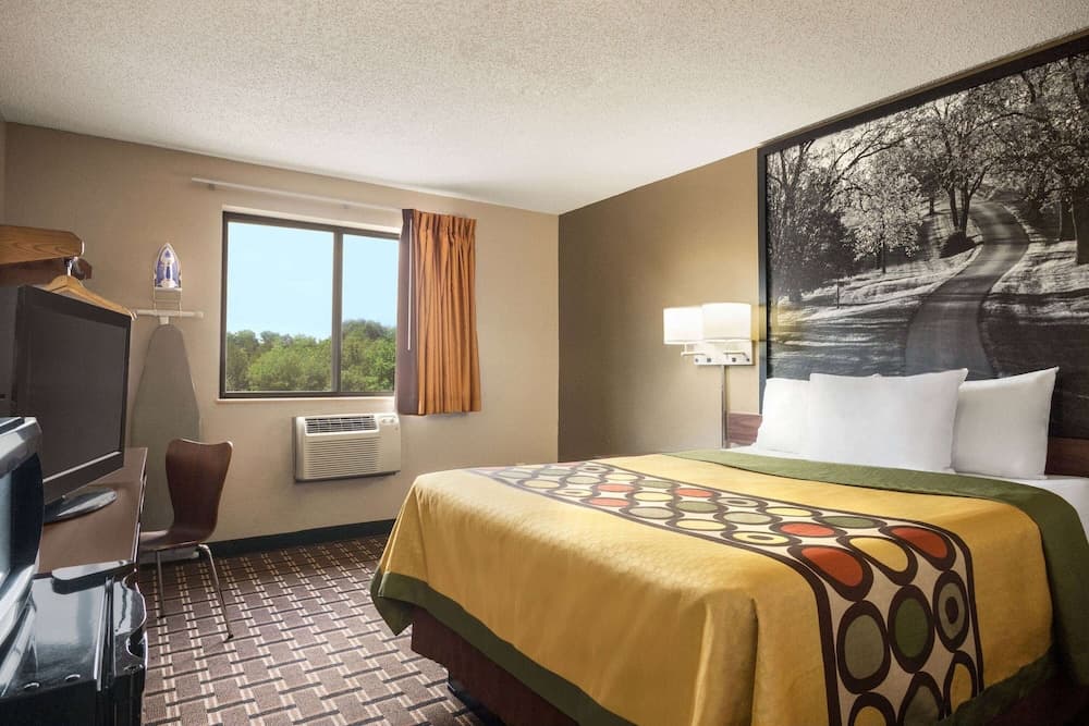 Super 8 by Wyndham Mayfield interior in Mayfield, KY — gallery photo 2