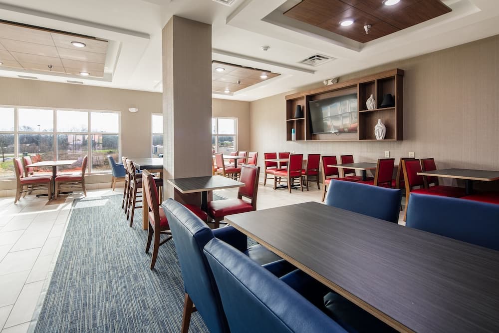 Holiday Inn Express & Suites Lenoir Cty by IHG property views in Lenoir City, TN — gallery photo 3