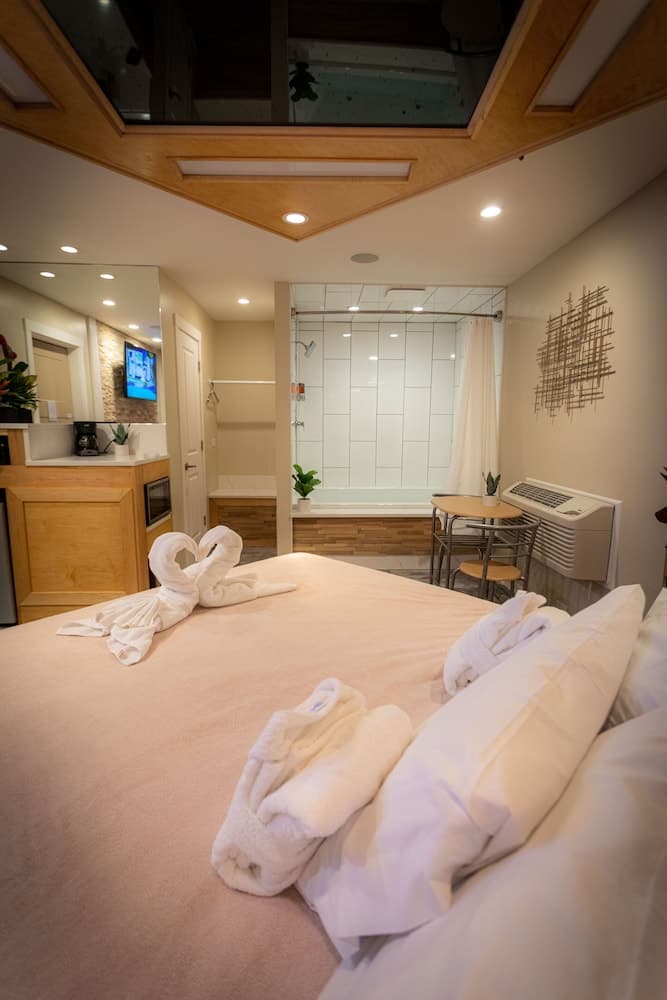 Sybaris Pool Suites — hotel in Downers Grove, Illinois