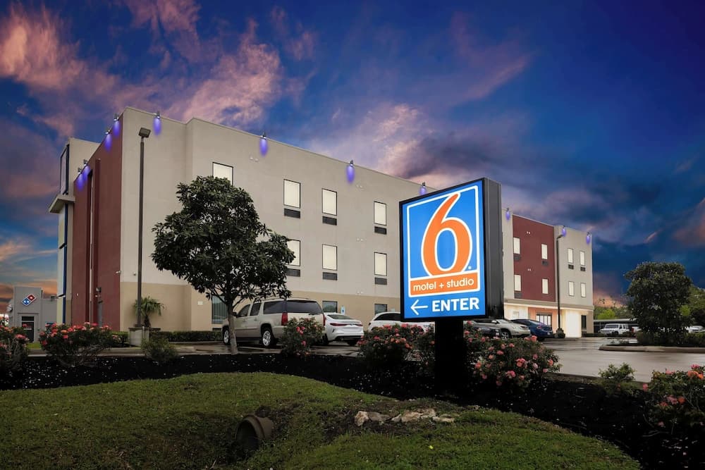 Studio 6 Suites Texas City, Tx – I-45 South featured exterior or lobby in Texas City, TX — similar hotel