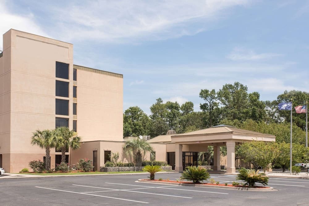 La Quinta Inn & Suites by Wyndham Myrtle Beach — hotel in Myrtle Beach, South Carolina
