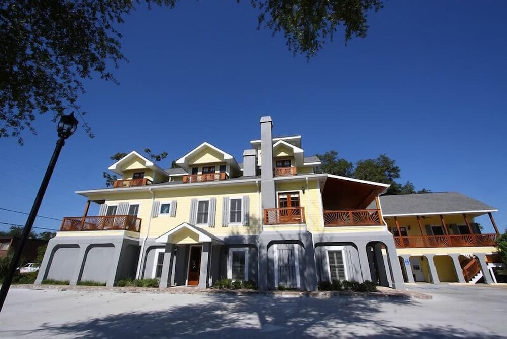 The Almanett Hotel exterior or lobby in Gulfport, MS — main listing photo