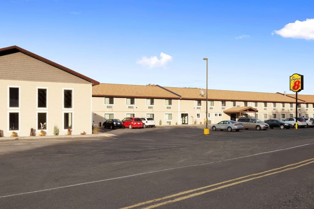 Super 8 by Wyndham Houghton featured exterior or lobby in Houghton, MI — similar hotel