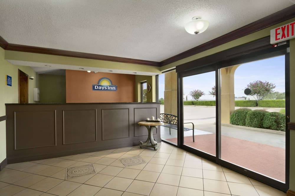 Days Inn by Wyndham Southaven MS interior in Southaven, MS — gallery photo 2