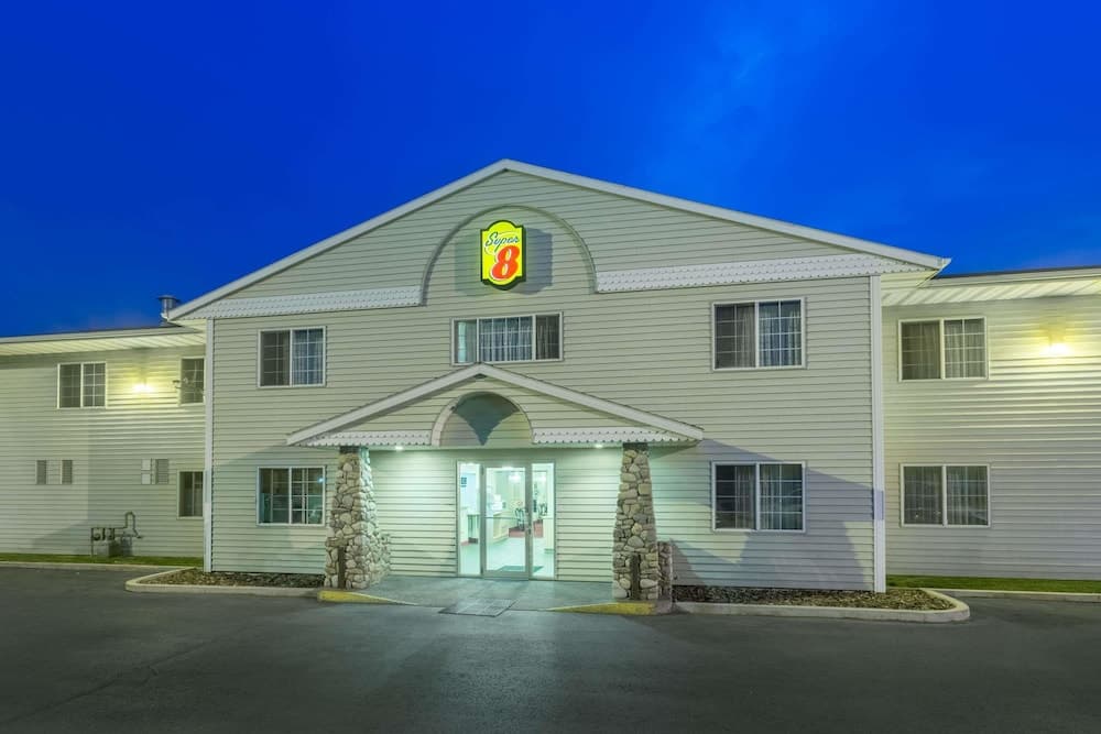 Super 8 by Wyndham Hamilton featured exterior or lobby in Hamilton, MT — similar hotel