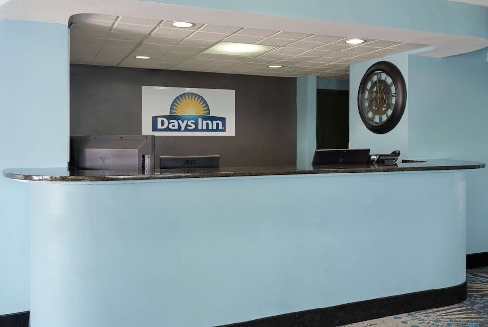 Days Inn by Wyndham Neenah interior in Neenah, WI — gallery photo 2