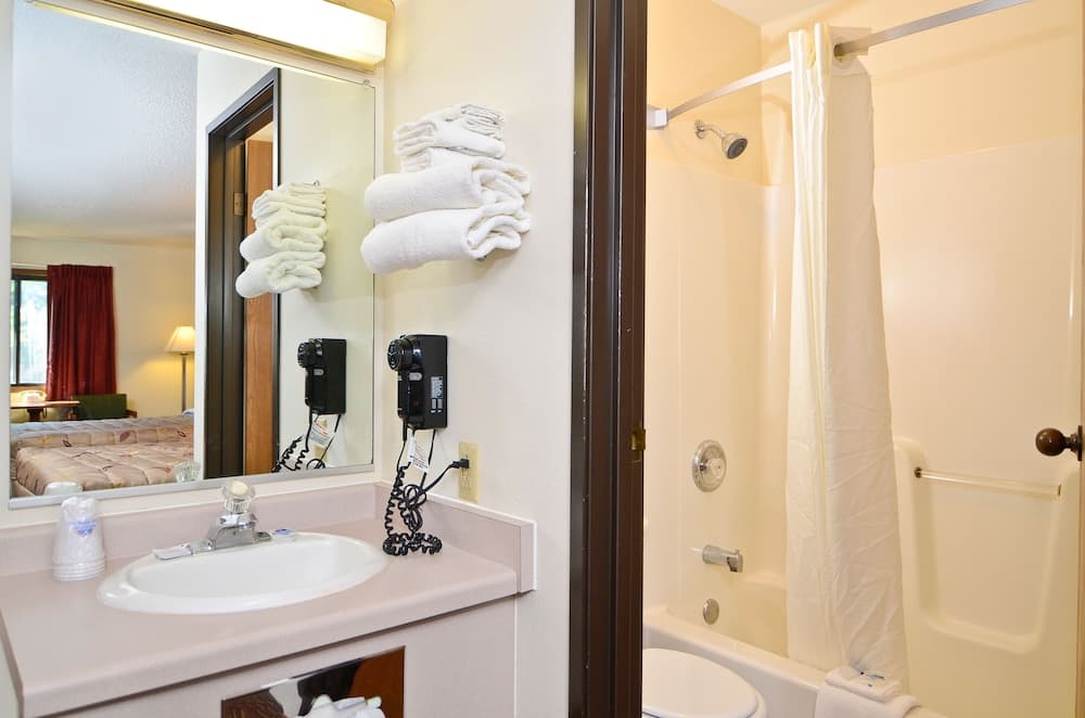 Super 8 by Wyndham Hayward WI interior in Hayward, WI — gallery photo 2