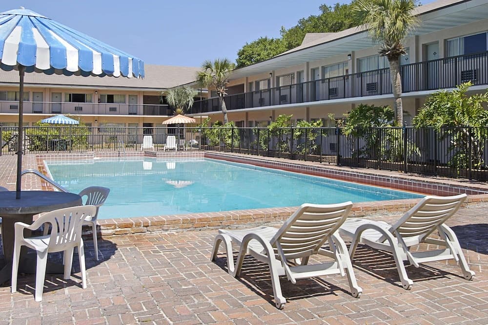 Days Inn by Wyndham Gainesville University interior in Gainesville, FL — gallery photo 2