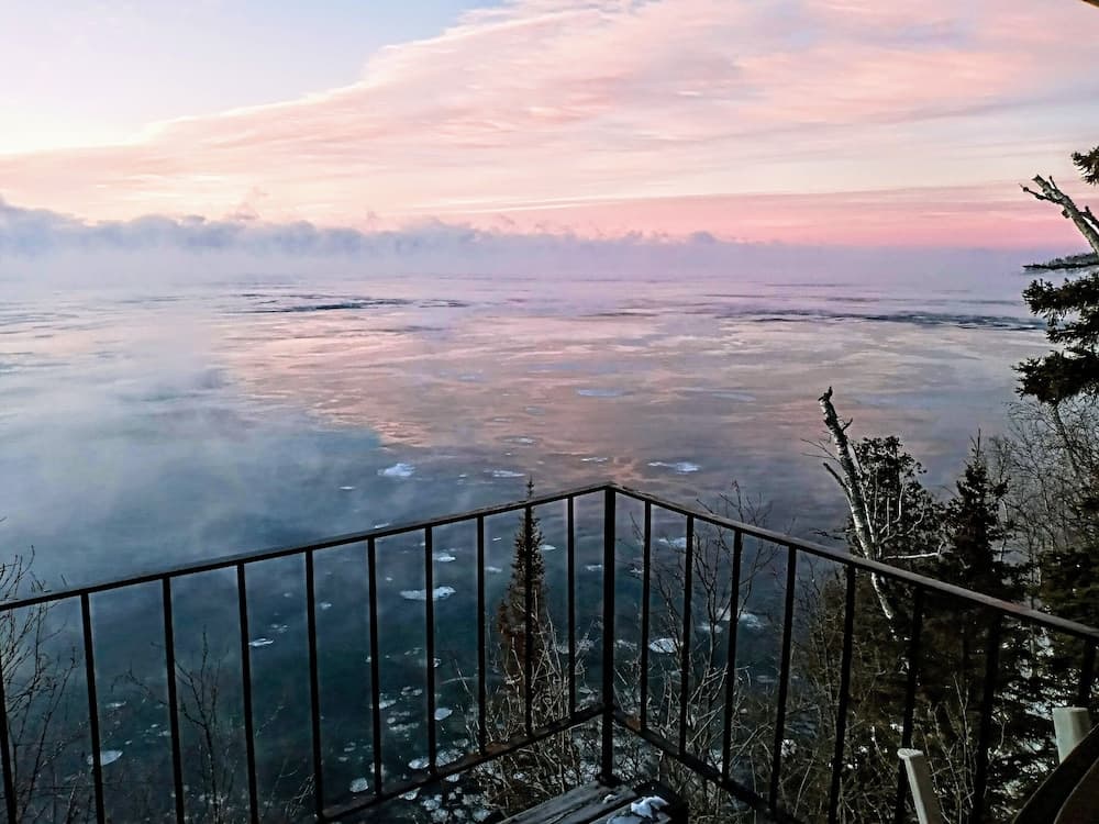 The Cliff Dweller on Lake Superior interior in Tofte — gallery photo 2