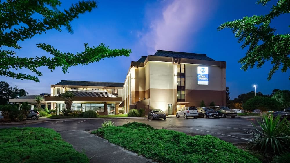Spark by Hilton Williamsburg Historic Area featured exterior or lobby in Williamsburg, VA — similar hotel