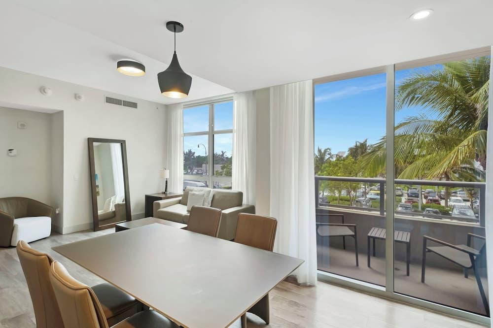Ocean Oasis Costa hollywood property views in Hollywood, FL — gallery photo 3