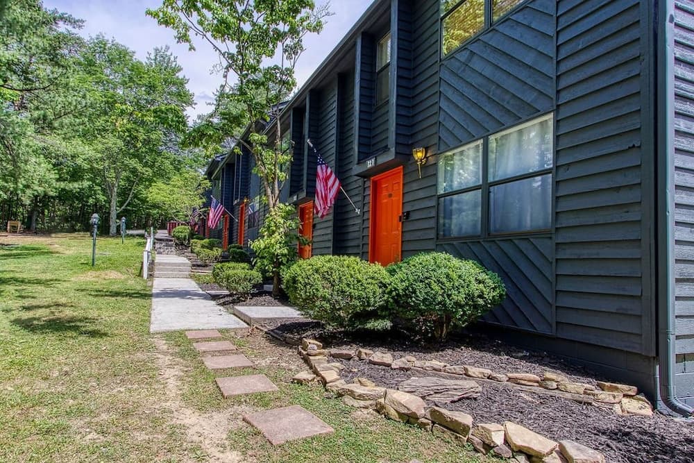 Pinecrest Hotel B featured exterior or lobby in Pigeon Forge, TN — similar hotel