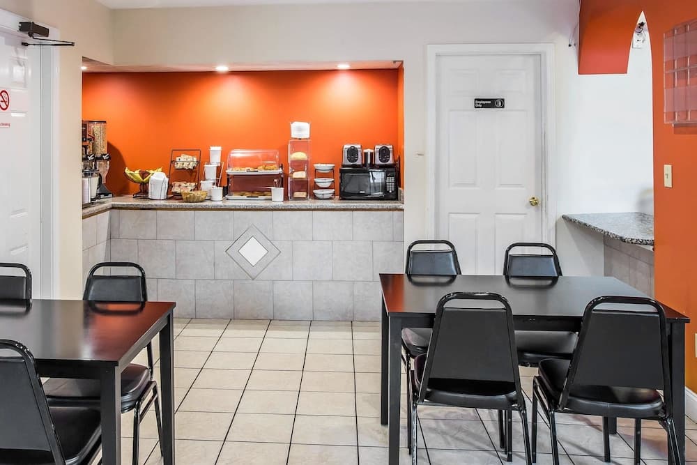 Rodeway Inn & Suites Carrollton interior in Carrollton, GA — gallery photo 2