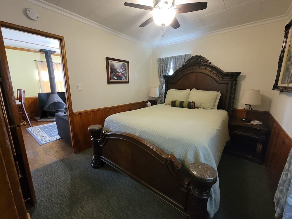 Hillcrest Suites & Cabins property views in Big Bear Lake, CA — gallery photo 3