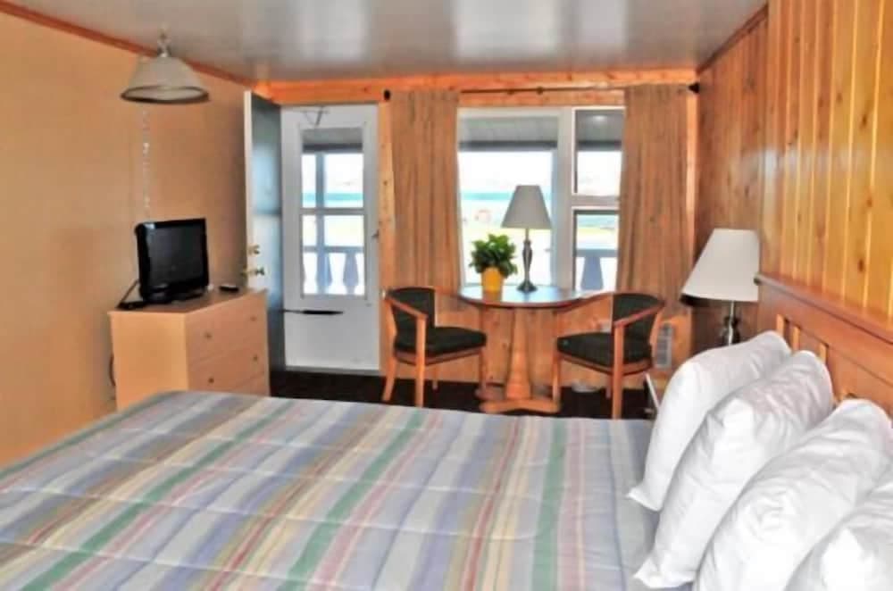 Sunset Motel On The Bay property views in Munising, MI — gallery photo 3