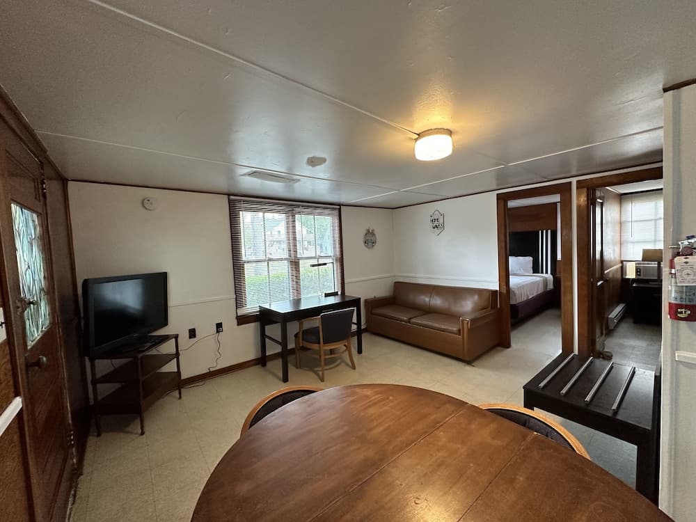 The Ours at Geneva on the Lake interior in Geneva, OH — gallery photo 2