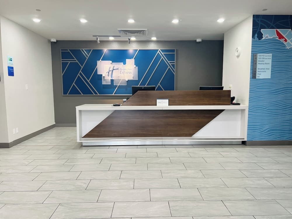 Holiday Inn Express & Suites Sebring by IHG interior in Sebring, FL — gallery photo 2
