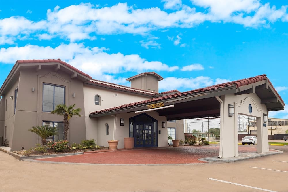 Studio 6 - Beaumont, TX featured exterior or lobby in Beaumont, TX — similar hotel