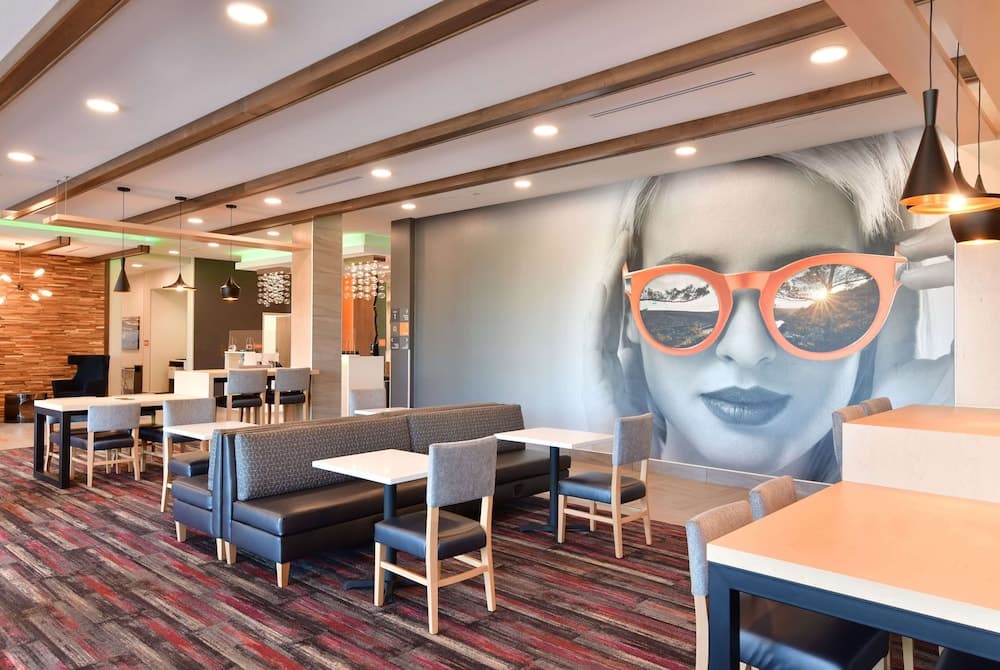 La Quinta Inn & Ste by Wyndham Wisconsin Dells- Lake Delton interior in Wisconsin Dells, WI — gallery photo 2