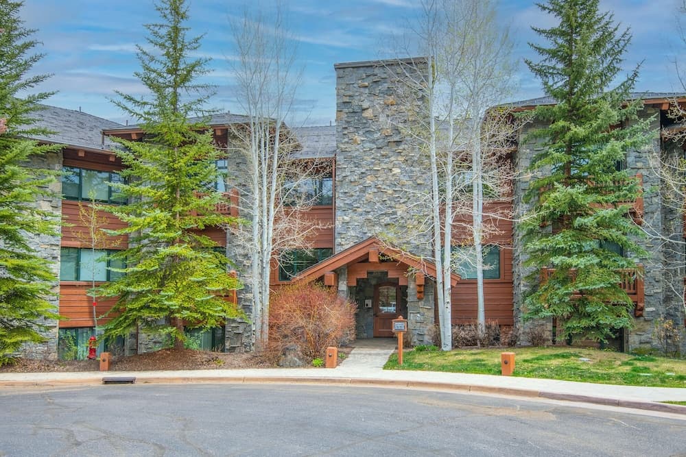 Hummingbird by Elevation Accommodations featured exterior or lobby in Avon, CO — similar hotel