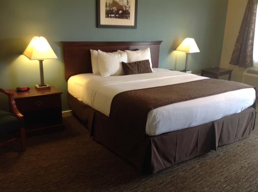 The Texas Lodge interior in Gonzales, TX — gallery photo 2