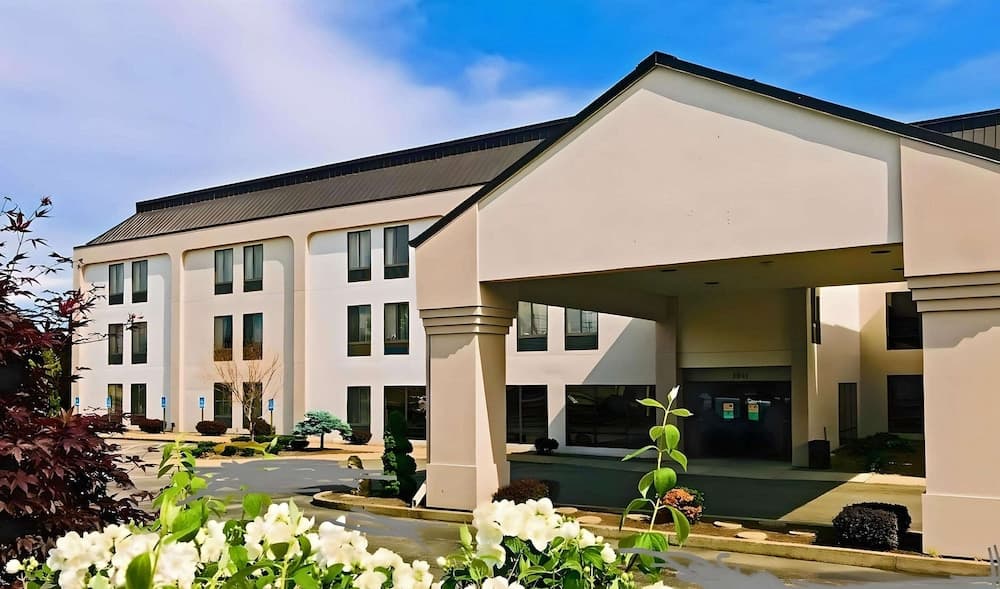 Comfort Inn, Erie - Near Presque Isle featured exterior or lobby in Erie, PA — similar hotel