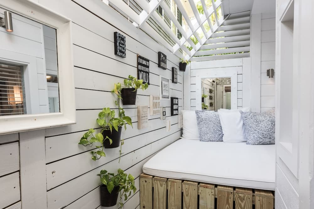 Alexanders Guesthouse - Adult Exclusive, LGBTQ Friendly interior in Key West, FL — gallery photo 2