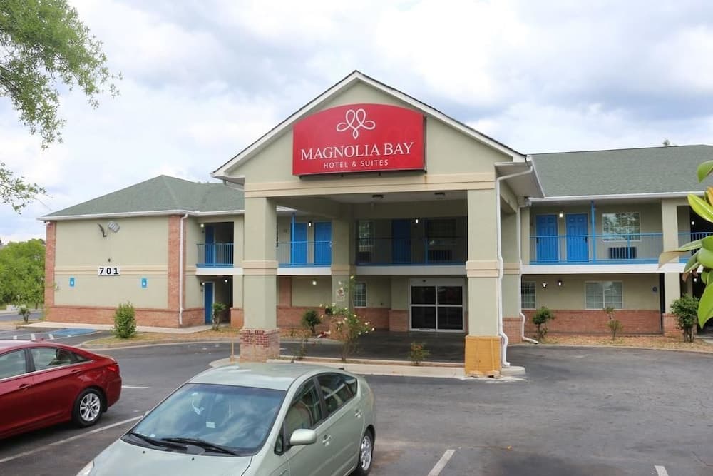 Magnolia Bay Hotel & Suites — hotel in Jonesboro, Georgia