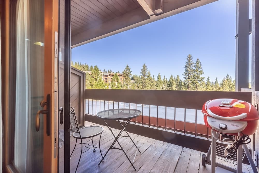 Hotel Style Room in The Timber Creek Lodge by RedAwning Save 10% on 3 Nights, 15% on 5 Nights! — hotel in Truckee, California