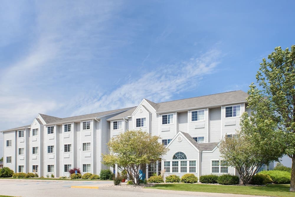 Microtel Inn & Suites By Wyndham Clear Lake — hotel in Clear Lake, Iowa